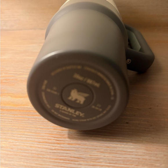 Stanley Tumbler with Straw - Picture 4 of 4